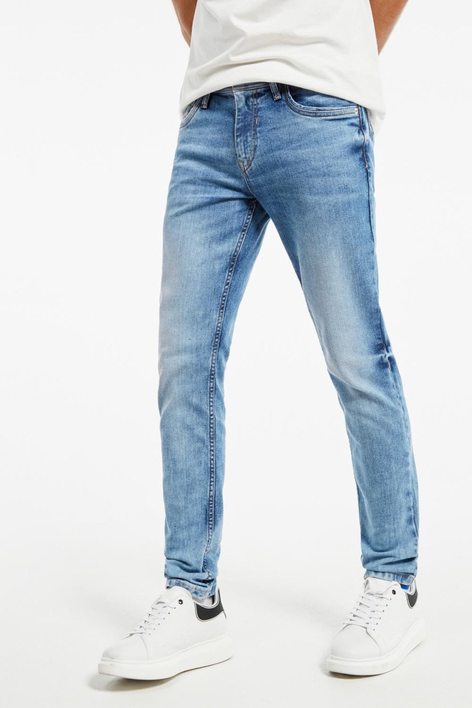 Jean skinny azul claro con ajuste ceñido, bolsillos y tiro bajo