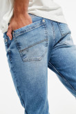 Jean skinny azul con ajuste ceñido, bolsillos y tiro bajo