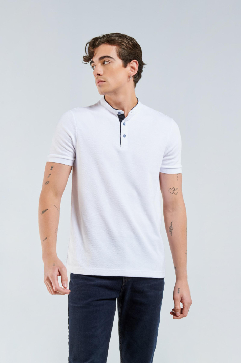 Camiseta unicolor polo con manga corta y cuello nerú