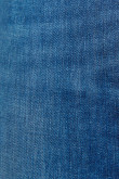 Jean azul oscuro con efecto push up, pretina ancha y tiro alto