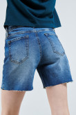 Short azul oscuro en jean con aberturas en frente y tiro medio