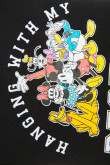 Camiseta negra con cuello redondo y diseño de Mickey y sus amigos