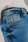 Jean azul claro skinny con desgastes de color y rotos