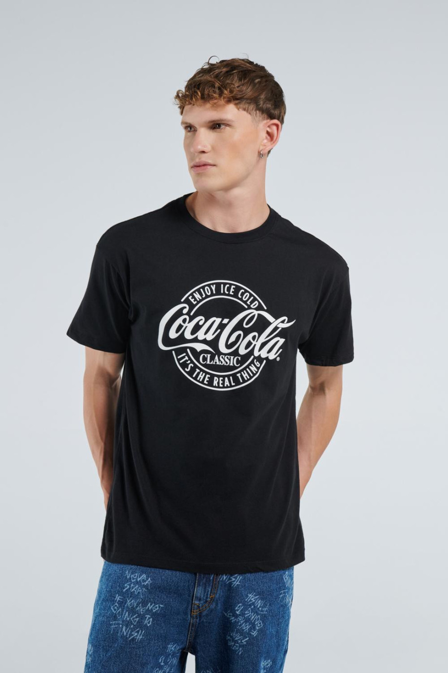 Camiseta negra con cuello redondo y diseño de Coca-Cola