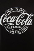 Camiseta negra con cuello redondo y diseño de Coca-Cola