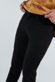 Jean slim negro con ajuste ceñido, bolsillos y tiro bajo