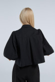 Blusa negra oversize con cuello camisero y manga 3/4 amplia
