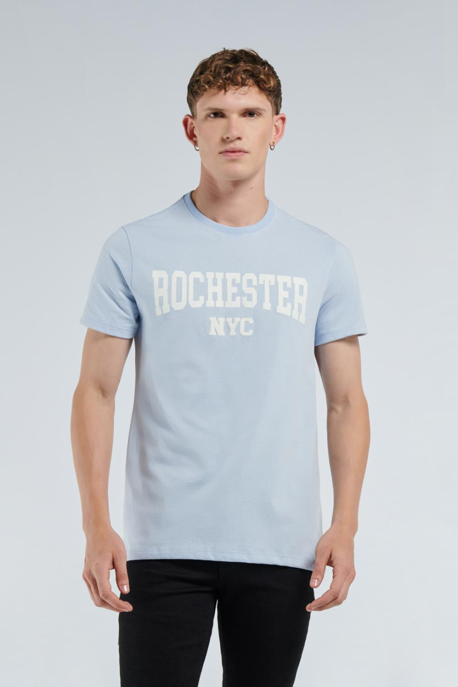 Camiseta azul con diseño college de Rochester y manga corta