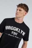 Camiseta negra manga corta con texto college de Brooklyn