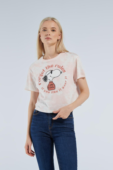 Camiseta rosada clara tie dye crop top con diseño de Snoopy en frente