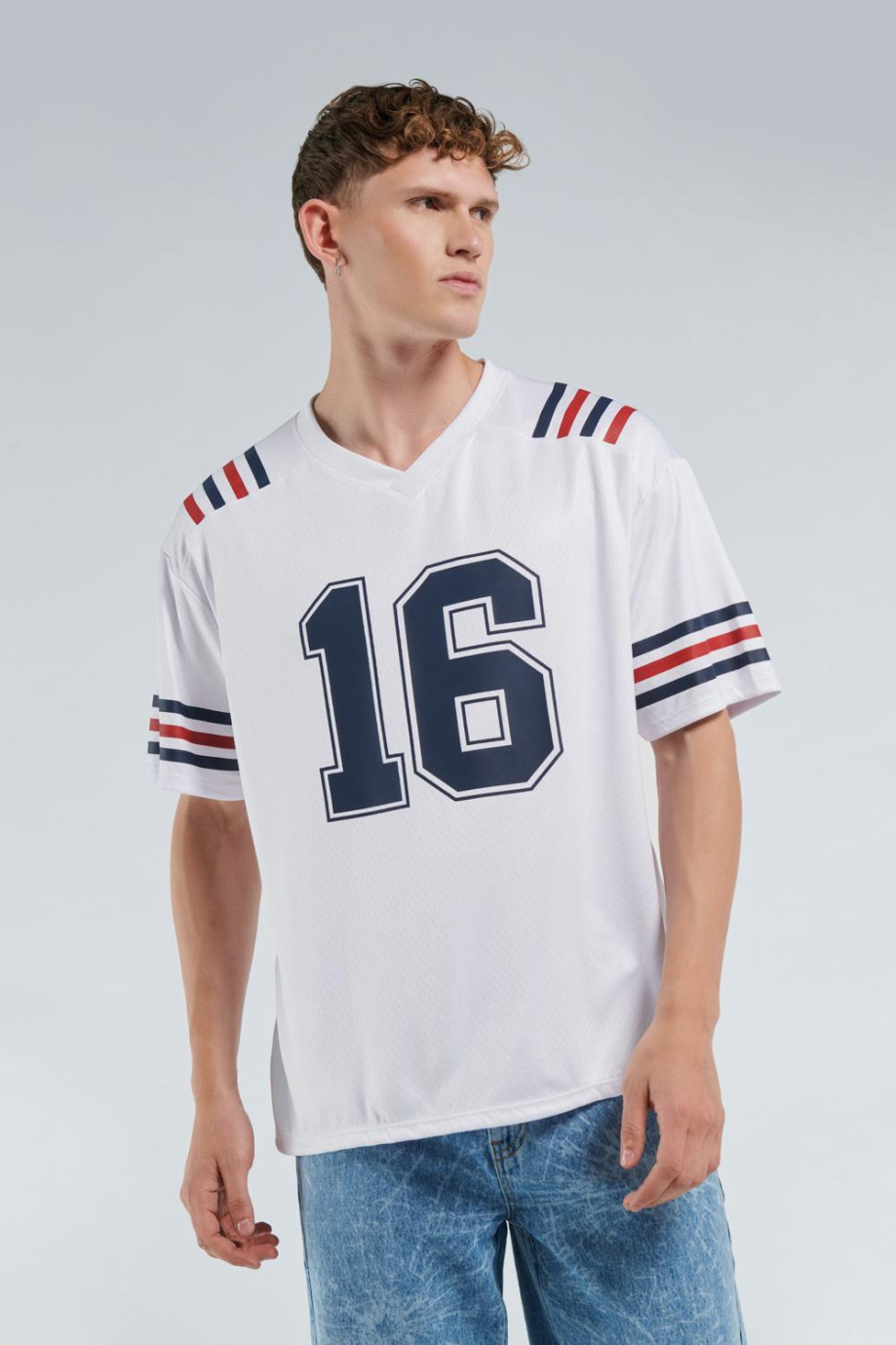 Camiseta blanca oversize con cuello en V y diseños college