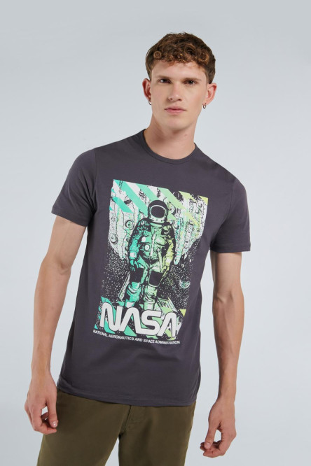 Camiseta gris con diseño de NASA en frente y cuello redondo