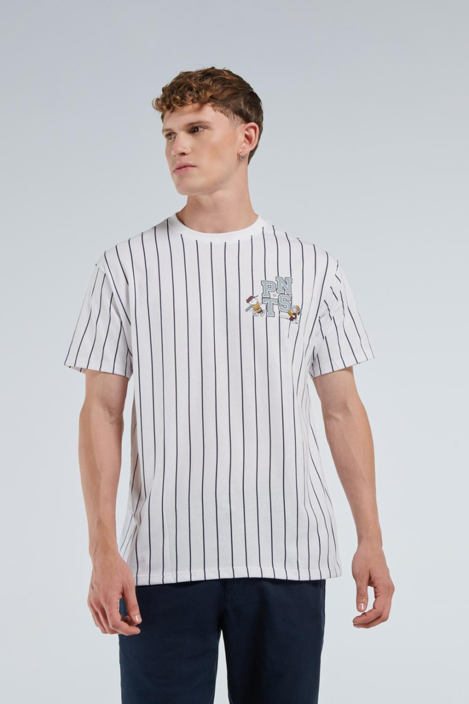 Camiseta oversize blanca con manga corta y diseños college de Snoopy