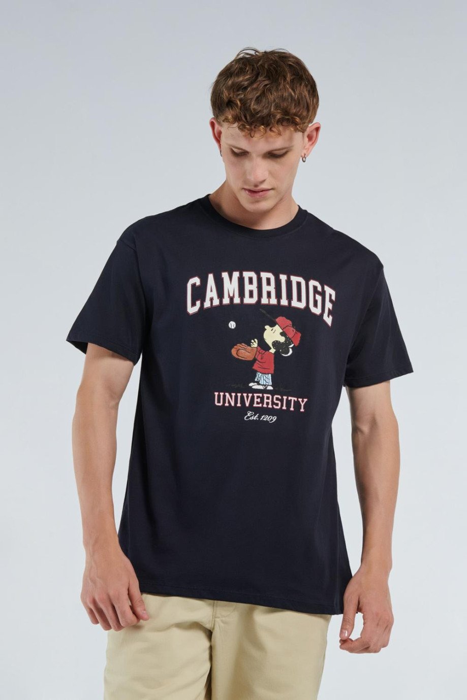 Camiseta cuello redondo azul intensa con arte college de Snoopy y Cambridge