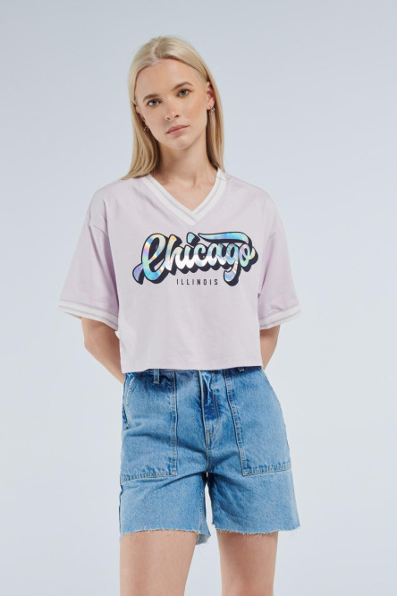 Camiseta lila crop top oversize con arte college brillante