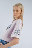 Camiseta lila clara crop top oversize con diseño college brillante
