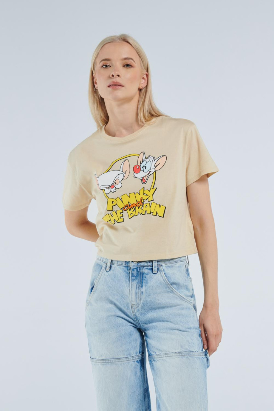 Camiseta crop top kaky clara con diseño de Pinky y Cerebro delantero