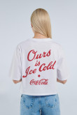Camiseta crop top oversize blanca con diseño rojo de Coca-Cola en frente