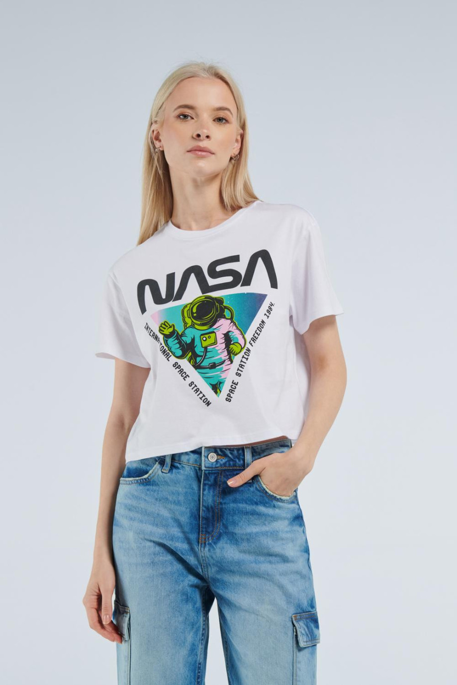 Camiseta blanca crop top con diseño de NASA y manga corta