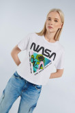 Camiseta blanca crop top con diseño de NASA y manga corta