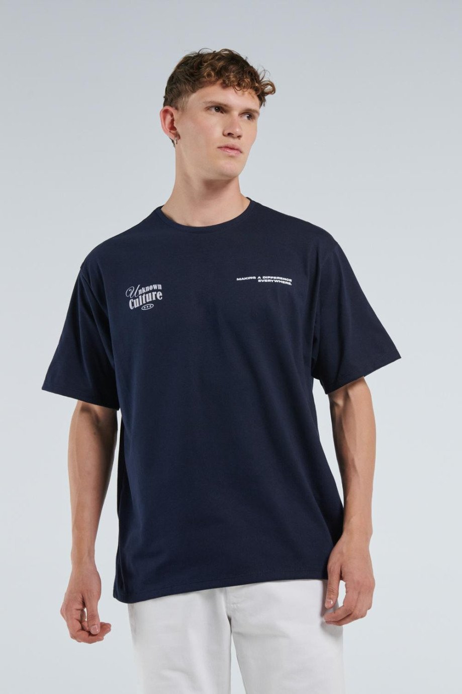 Camiseta oversize azul intensa con cuello redondo y textos blancos estampados