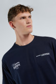 Camiseta oversize azul con cuello redondo y textos blancos