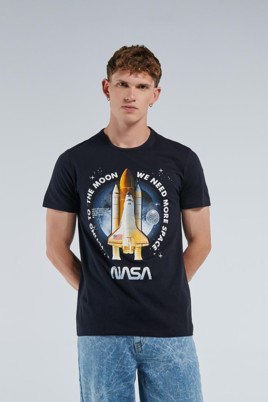 Camiseta azul intensa con diseño de NASA y cuello redondo