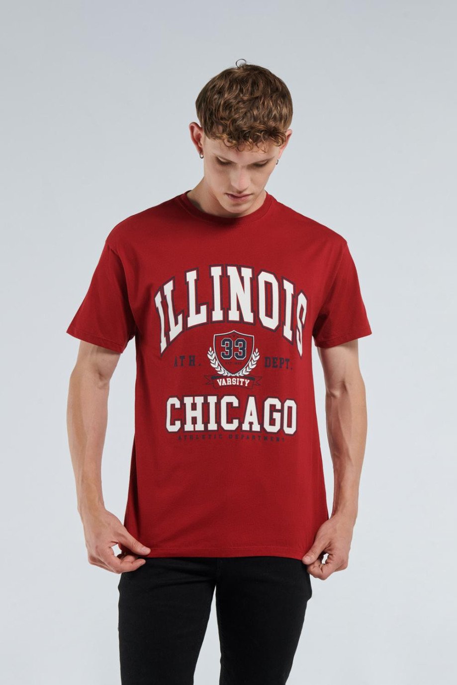 Camiseta cuello redondo roja oscura con diseño college