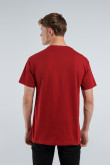 Camiseta cuello redondo roja oscura con diseño college