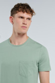 Camiseta unicolor con cuello redondo y bolsillo delantero