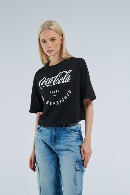 Camiseta oversize crop top negra con diseño blanco de Coca-Cola