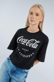 Camiseta oversize crop top negra con diseño blanco de Coca-Cola