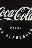 Camiseta oversize crop top negra con diseño blanco de Coca-Cola