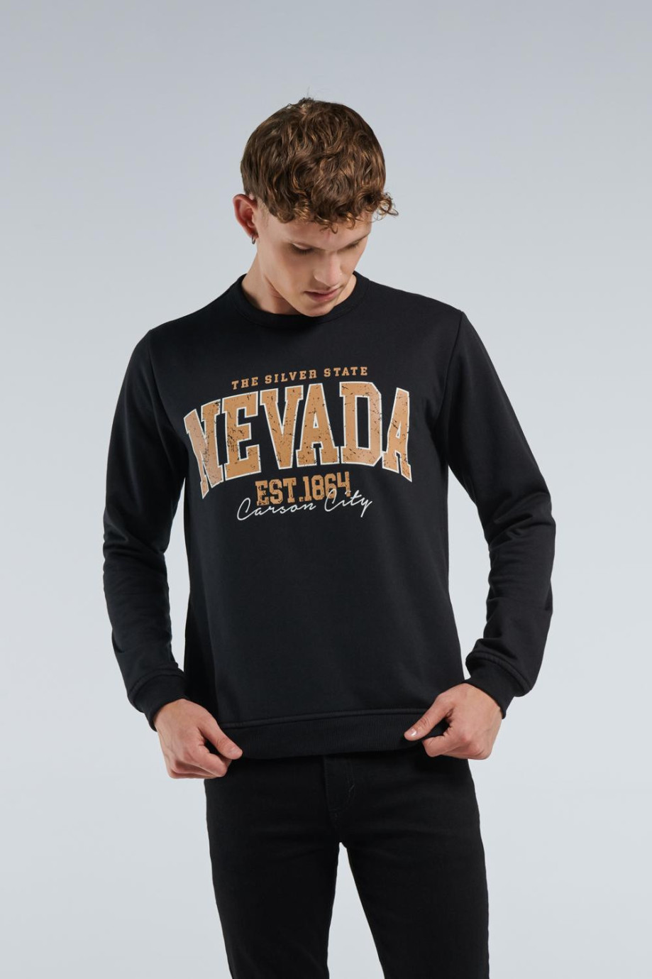 Buzo negro con diseño college de Nevada y cuello redondo