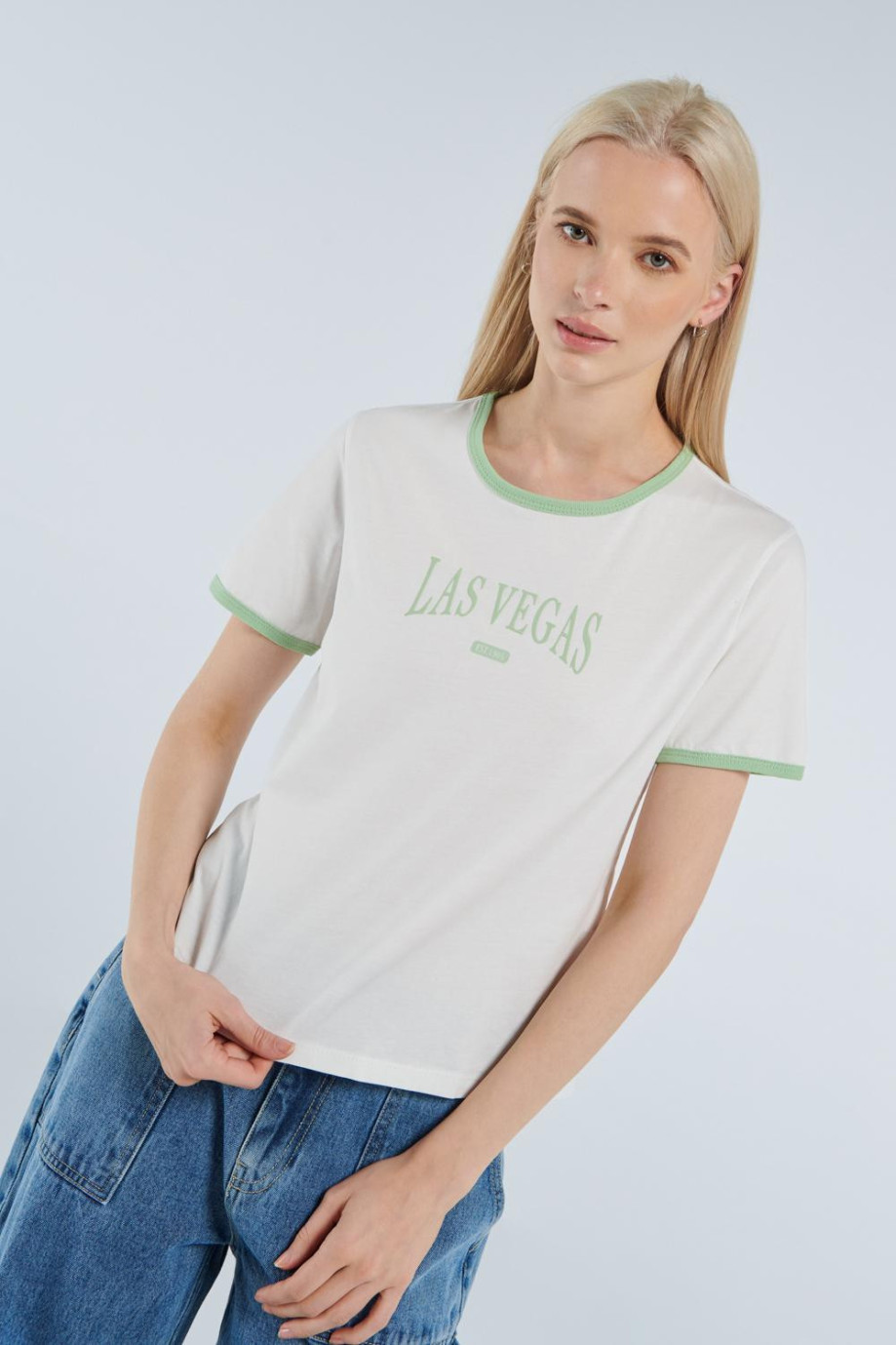 Camiseta manga corta crema clara con contrastes verdes y diseño college