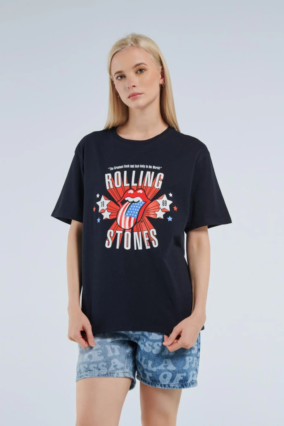 Camiseta femenina hombro rodado manga corta con estampado en frente de Rolling Stones
