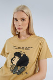 Camiseta kaky clara crop top con cuello redondo y diseño de Mafalda