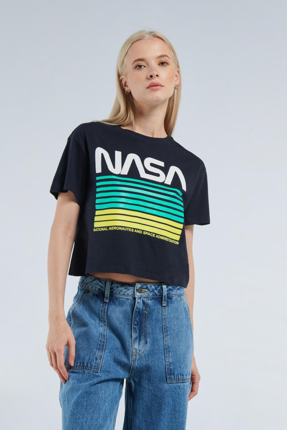 Camiseta azul intensa crop top con diseño de NASA y cuello redondo
