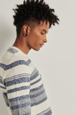 Suéter crema claro con rayas en contraste y cuello redondo