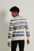 Suéter crema claro con rayas en contraste y cuello redondo