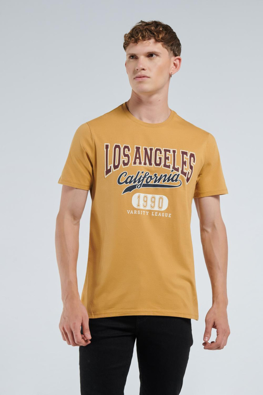 Camiseta kaky clara con manga corta y diseño college en frente