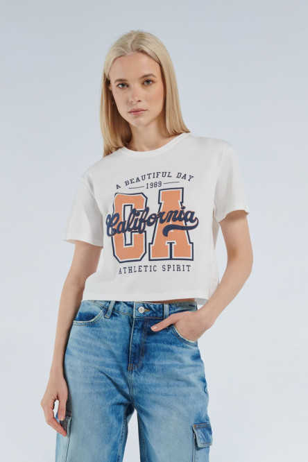 Camiseta crema crop top con manga corta y diseño college