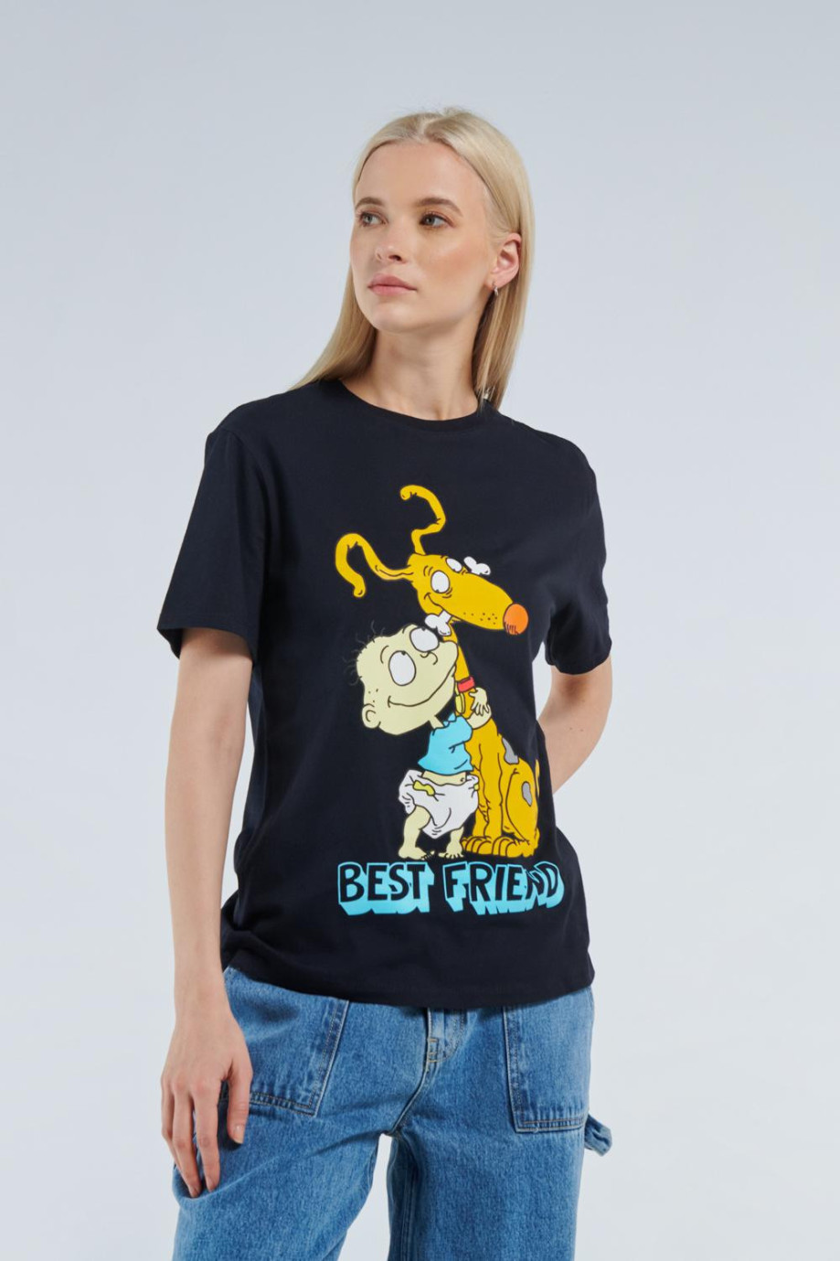 Camiseta azul intensa con cuello redondo y diseño de Tommy y Firulais