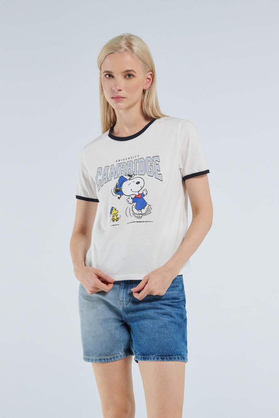 Camiseta femenina con cuellos y puños en contraste con estampado de Snoopy & Cambridge.