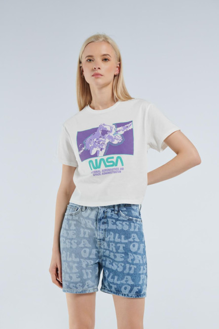 Camiseta crema crop top con diseño de NASA y manga corta