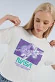 Camiseta crema clara crop top con diseño de NASA y manga corta