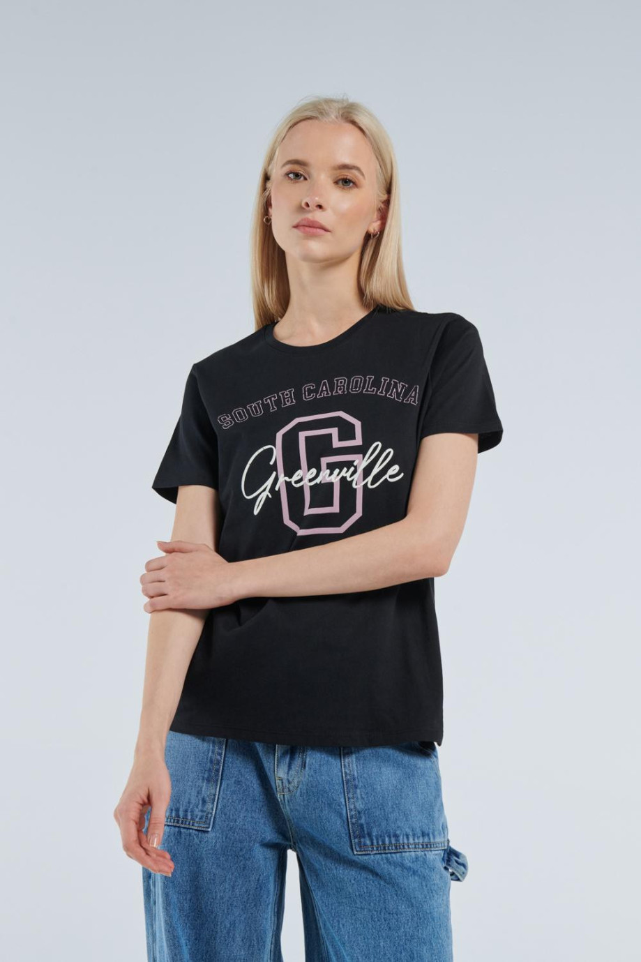 Camiseta negra con diseño college en frente y manga corta