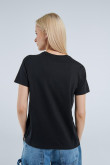 Camiseta negra con diseño college en frente y manga corta