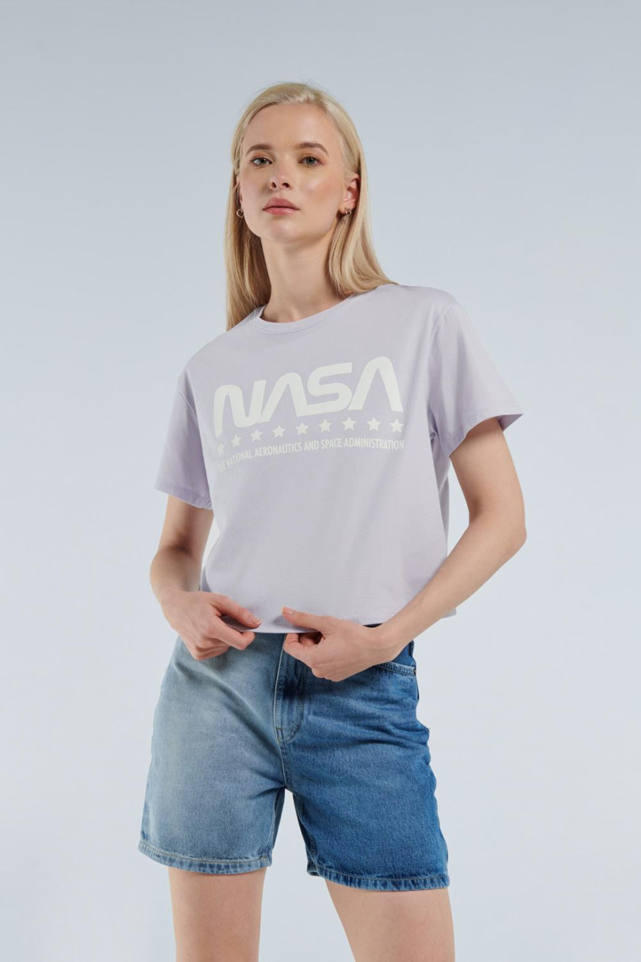 Camiseta lila clara crop top en algodón con diseño de NASA en frente