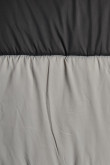 Chaqueta acolchada gris con corte de color en contraste